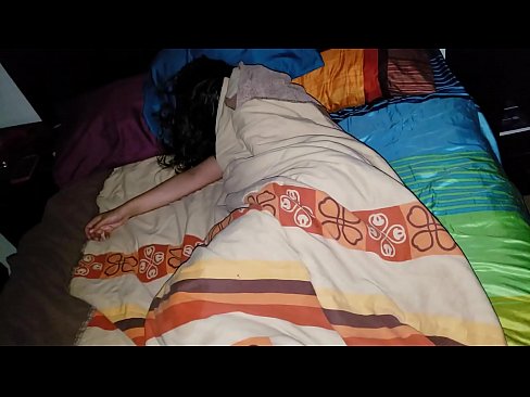 ❤️ Anak tiri berating ibu tiriné enom nalika dheweke turu. ☑ Cukup porno ing pornojv.porno-filmy.ru ❌❤